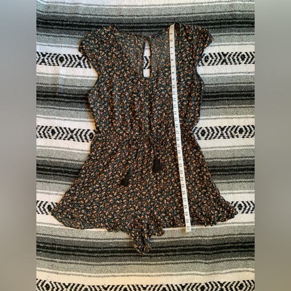 American Eagle Floral Romper Size L - Picture 5 of 5